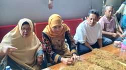 Temui Petani Tembakau di Madura, Khofifah Didukung Langsung H. Her di Pilgub Jatim 2024