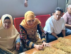 Temui Petani Tembakau di Madura, Khofifah Didukung Langsung H. Her di Pilgub Jatim 2024