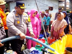 Peringati HUT Lalu Lintas ke-69, Polres Pamekasan Bagikan 8.000 Liter Air untuk Warga Kekeringan