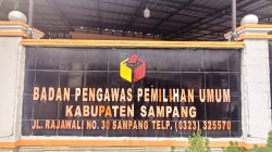 Kecewa saat Audiensi Dugaan ASN Tak Netral, Warga Lempar Telur ke Kantor Bawaslu Sampang