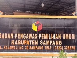 Kecewa saat Audiensi Dugaan ASN Tak Netral, Warga Lempar Telur ke Kantor Bawaslu Sampang