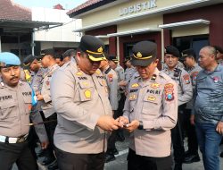 Mendadak! Kapolres Pamekasan Periksa Handphone Personel Satu-Satu