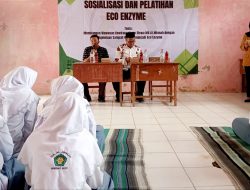 UNIJA Madura Edukasi Pelajar di Sumenep Raup Cuan Lewat Eco Enzyme 