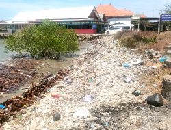 5 Tahun Tak Dibersihkan, Pantai Camplong Sampang Dipenuhi Sampah