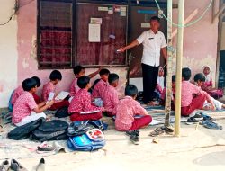 Prihatin 5 Bulan Siswa Belajar di Rumah Warga, Ahli Waris Buka Segel SDN Tamberu 2 Pamekasan