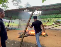 Polisi Bakar Arena Sabung Ayam  di Bangkalan