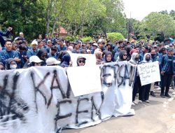 Ratusan Mahasiswa UTM Demo Kejari Bangkalan, Minta Pembunuhan Een Dikawal Tuntas 