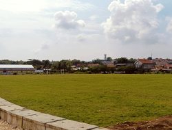 Lapangan Sepak Bola Rp2,5 Miliar di Sampang Tunggu Pemotongan Rumput untuk Beroperasi