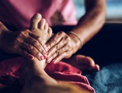 Pria Mengaku Tukang Pijat Bawa Kabur Kalung Seorang Nenek Senilai Rp35 Juta di Pamekasan