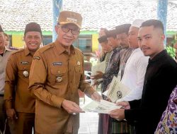 Bupati Pamekasan Serahkan Langsung Sertifikat Tanah Milik Warga