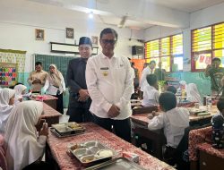 Pantau Langsung Uji Coba Program MBG di Pamekasan, Pj Bupati Sebut Sudah Sesuai SOP