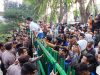 Tolak Cabut Laporan Perusakan Mangrove, Kantor Perhutani Madura Disegel PMII Pamekasan