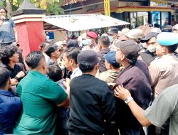 Sempat Tak Ditemui Kapolres, Demo Pemuda Bangkalan Menggugat Diwarnai Aksi Saling Dorong