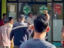 Massa Bersajam Paksa Masuk Puskesmas Geger Bangkalan, Diduga Terkait Konflik Kades