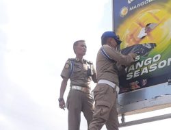 Satpol PP Sampang Baru Turunkan Reklame Tak Berizin di Wilayah Kota