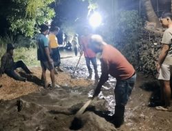Akses Utama Rusak Parah, Warga Desa Blu’uran Sampang Patungan Perbaiki Jalan