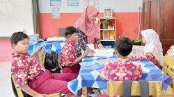 Jualan Es demi Tetap Mengajar, Kisah PPPK Paruh Waktu di Sumenep Menyambung Hidup