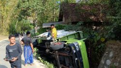 Gagal Menanjak, Truk Bermuatan Bata Ringan Terguling di Jalan Raya Tlambah Sampang