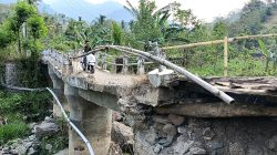 Pernah Difoto dan Ditinjau, Jembatan Desa Wonoboyo Bondowoso Tak Kunjung Diperbaiki