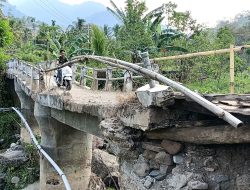 Pernah Difoto dan Ditinjau, Jembatan Desa Wonoboyo Bondowoso Tak Kunjung Diperbaiki