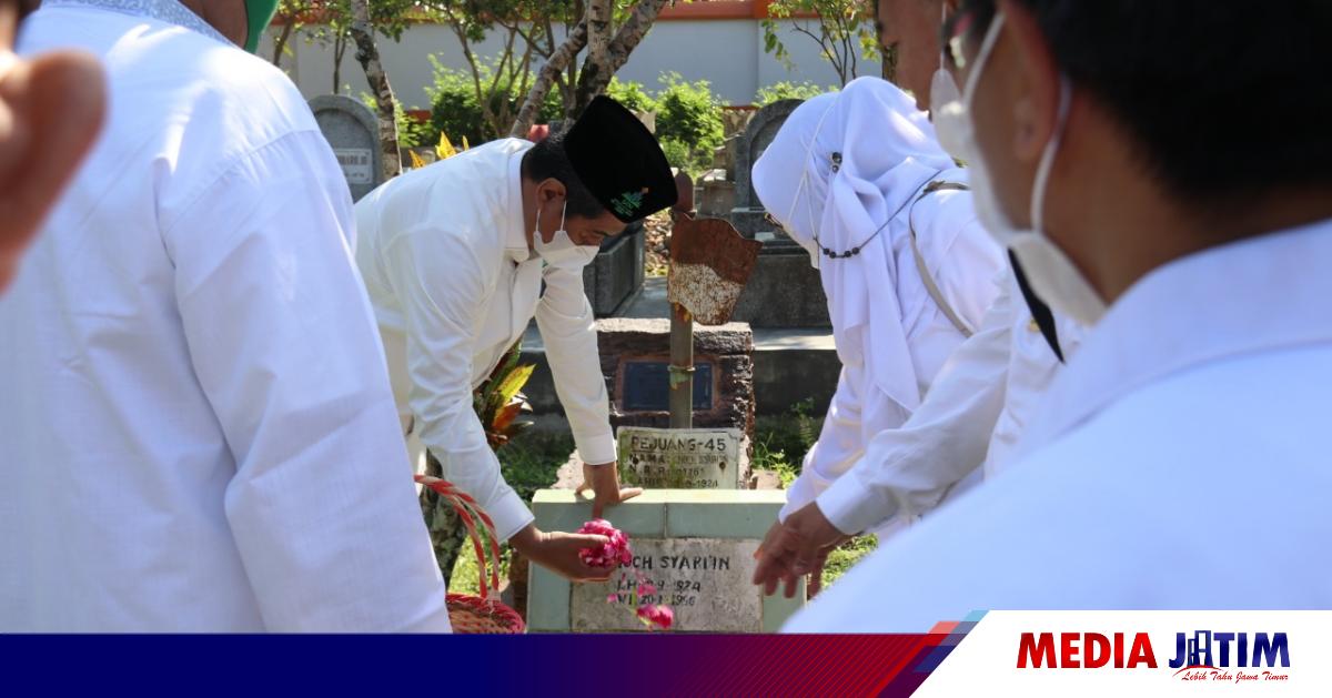 Berharap Spirit Baru, Pimpinan UIN KHAS Ziarah Ke Makam Pendiri Kampus ...